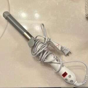 NWOT Beachwaver 1.25” barrel curling iron